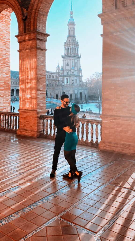 Giulia e Guido nel porticato di Plaza de España a Siviglia