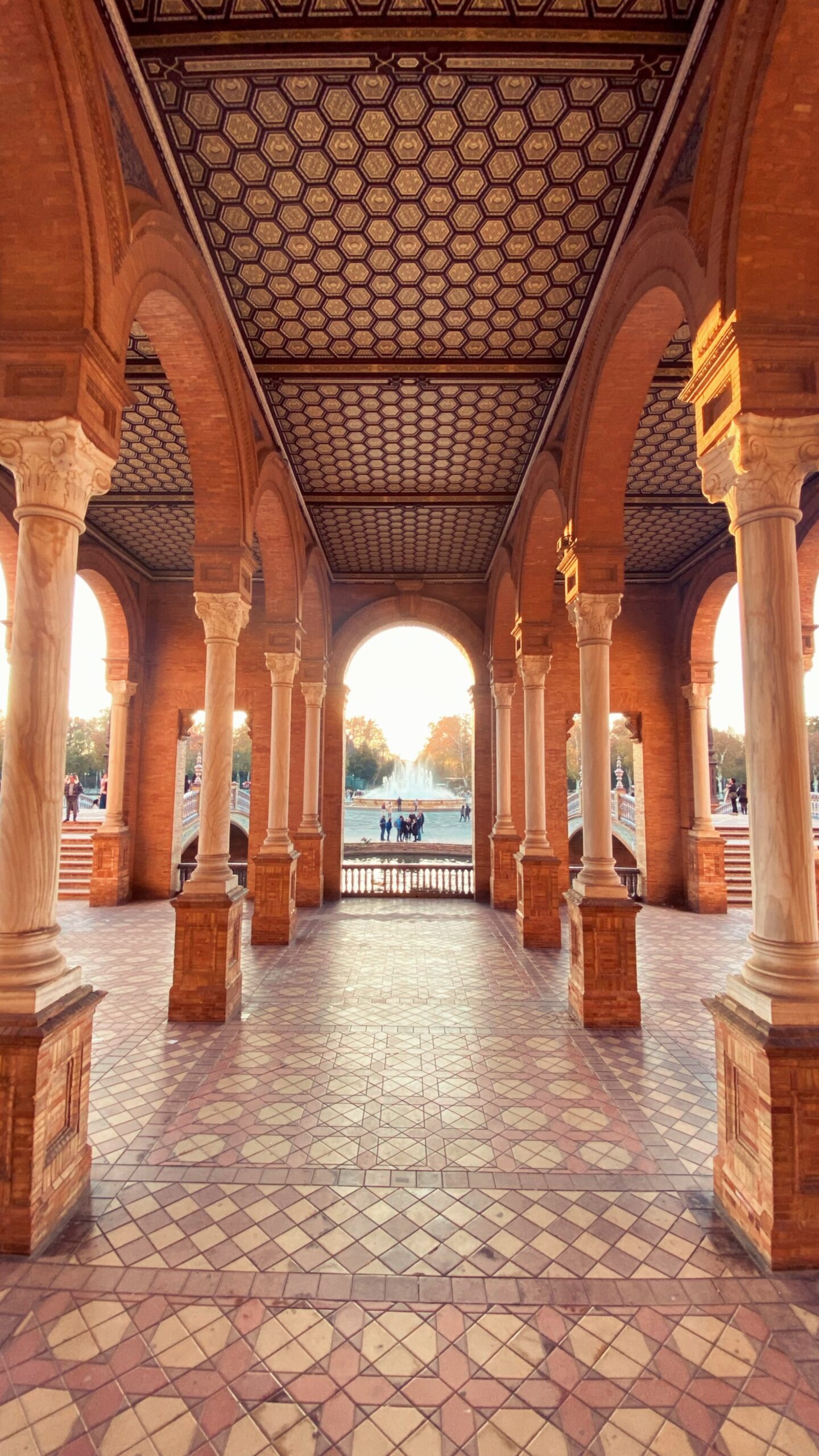 Porticato di Plaza de España a Siviglia al tramonto