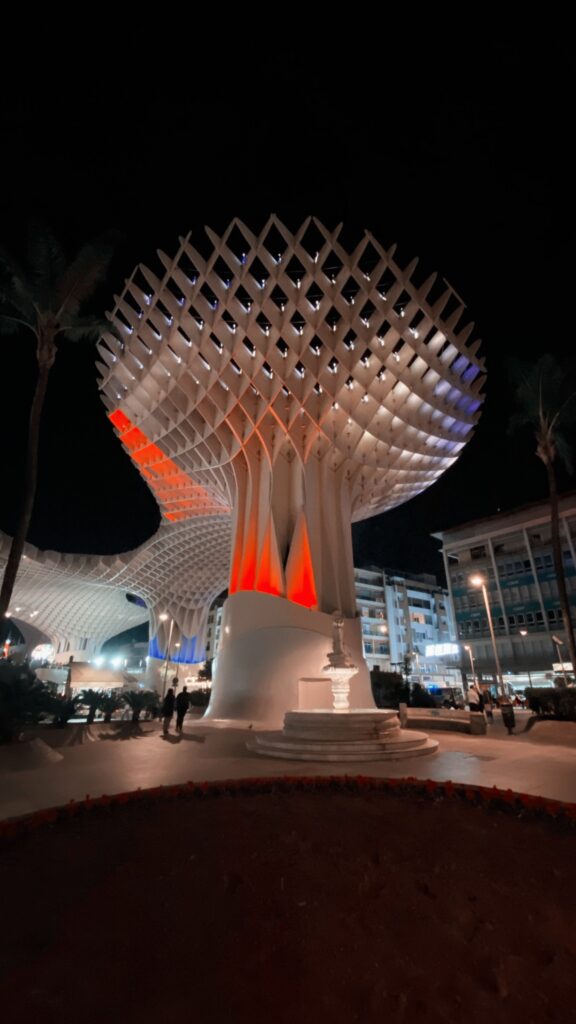 Le Setas di Siviglia illuminate di notte
